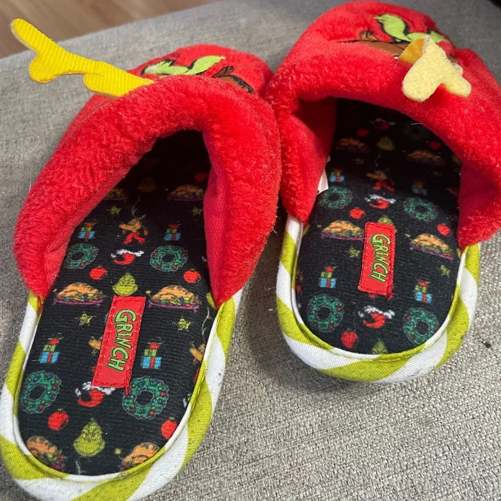 The Grinch Kids Red Slippers With Max the Dog size Youth  13-1